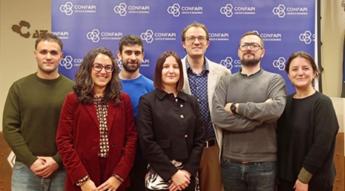 Confapi Lecco Sondrio lancia il nuovo ciclo di incontri finanziari “Money Mindset” Il Consiglio del Gruppo Giovani Imprenditori. Da sinistra Ludovico Piazzoni, Alice Dell'Oca, Samuele Stasi, Federica Fagioli, Tomas Dell'Oca, Luca Brambilla, Micol Gabbioni