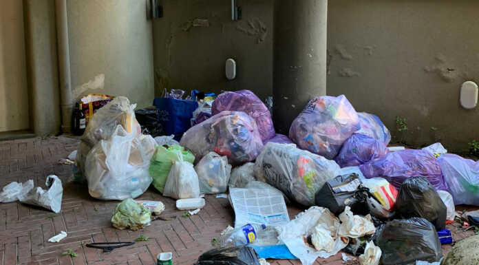 Lecco, rifiuti abbandonati in via Campanella, ennesima segnalazione malavedo rifiuti