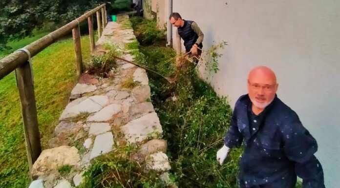 I volontari di Officina Gerenzone al lavoro nel parchetto di via Tirabagia