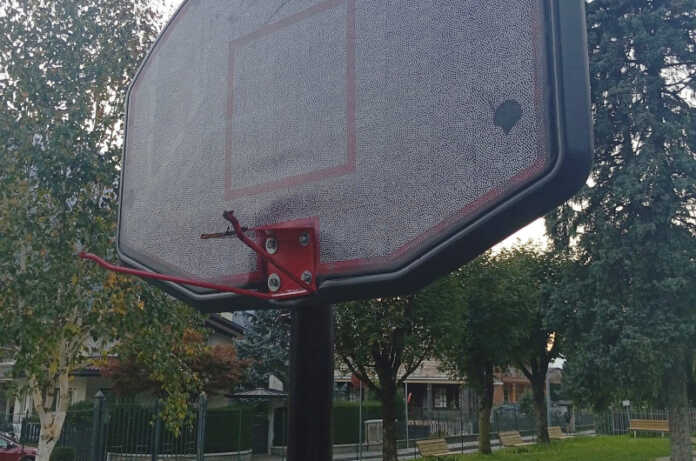 parco viale della vittoria canestro rotto