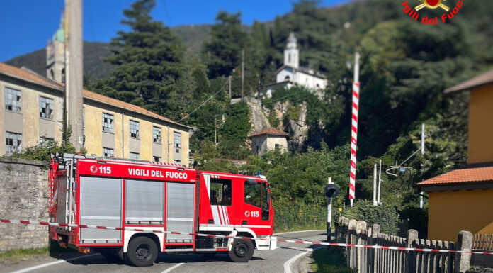 Bellano. Auto abbatte la sbarra del passaggio a livello: strada chiusa e treni in ritardo