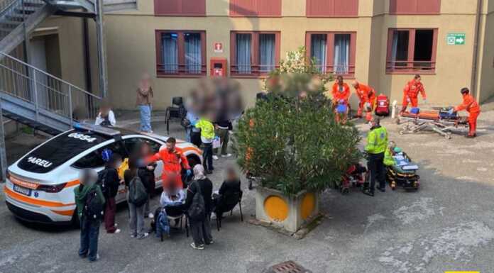 Spray al peperoncino in aula: intera classe intossicata al Bertacchi, maxi intervento dei soccorsi