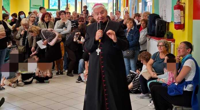 L’asilo di Vercurago celebra la festa dei nonni col Vescovo Beschi