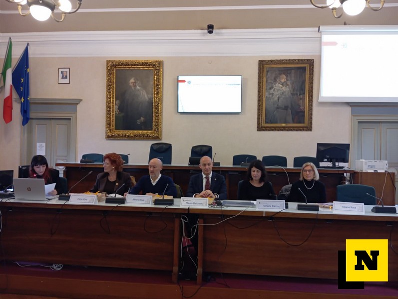 Dona un quadro alla città Lecco violenza sulle donne