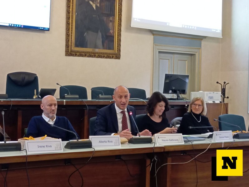 Dona un quadro alla città Lecco violenza sulle donne