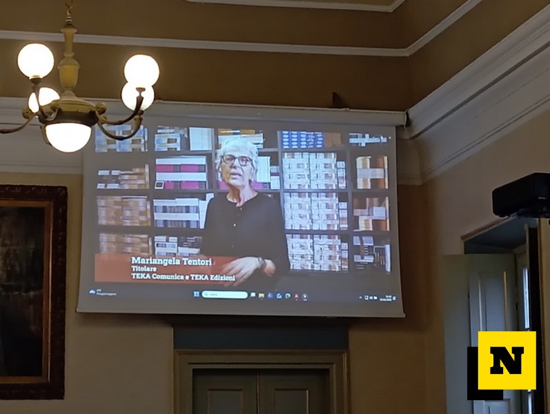 Dona un quadro alla città Lecco violenza sulle donne