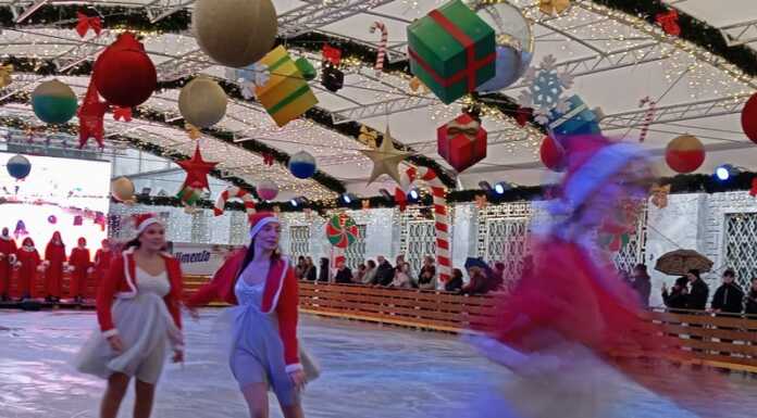 Lecco. Il Natale si accende sul ghiaccio: inaugurata la Pista XXL Pista pattinaggio XXL inaugurazione piazza garibaldi lecco