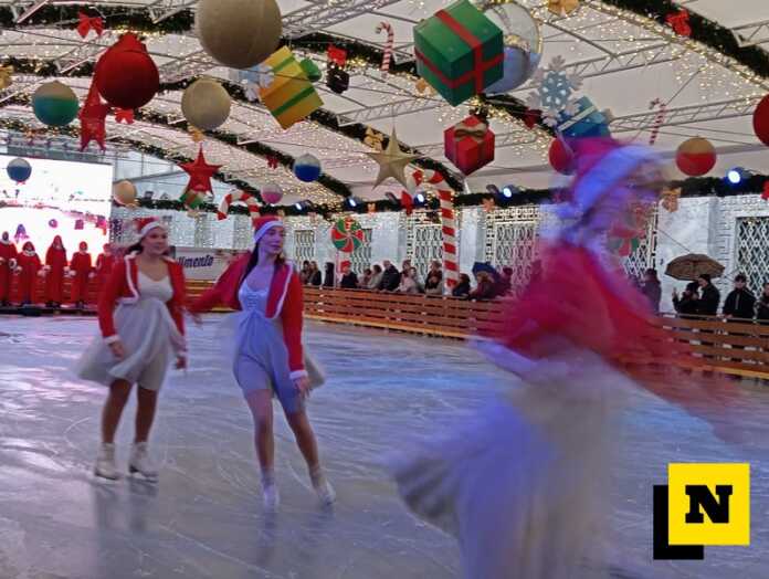 3pista-pattinaggio-xxl-inaugurazione-lecco-piazza-garibaldi-20251115 Pista pattinaggio XXL inaugurazione piazza garibaldi lecco