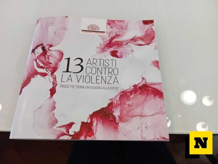 Dona un quadro alla città Lecco violenza sulle donne