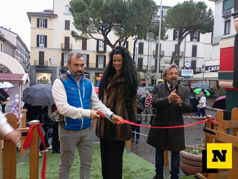 Pista pattinaggio XXL inaugurazione piazza garibaldi lecco