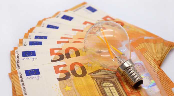 Bollette luce, a ottobre Lecco si conferma la provincia meno cara della Lombardia dopo Milano Bolletta Luce
