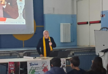 Gli studenti della Stoppani incontrano Gerolamo Fontana di Uildm (Telethon) Gerolamo Fontana con gli studenti della Stoppani