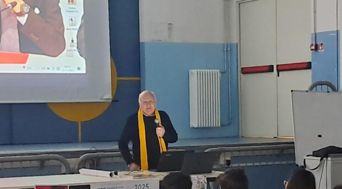 Gli studenti della Stoppani incontrano Gerolamo Fontana di Uildm (Telethon) Gerolamo Fontana con gli studenti della Stoppani