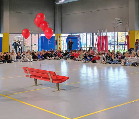 Merate, una panchina rossa alle scuole medie contro la violenza sulle donne