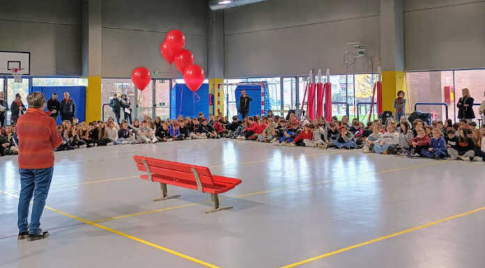 Merate, una panchina rossa alle scuole medie contro la violenza sulle donne