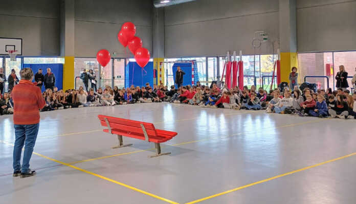 Merate_panchina_rossa_scuola_medie