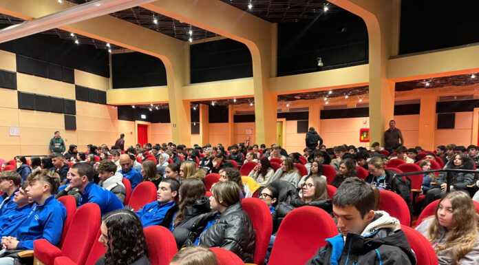 A Lecco la staffetta della pace incontra 230 studenti per le Olimpiadi Invernali Milano-Cortina 2026 Olimpiadi Milano Cortina 2026 staffetta pace studenti lecco (3)