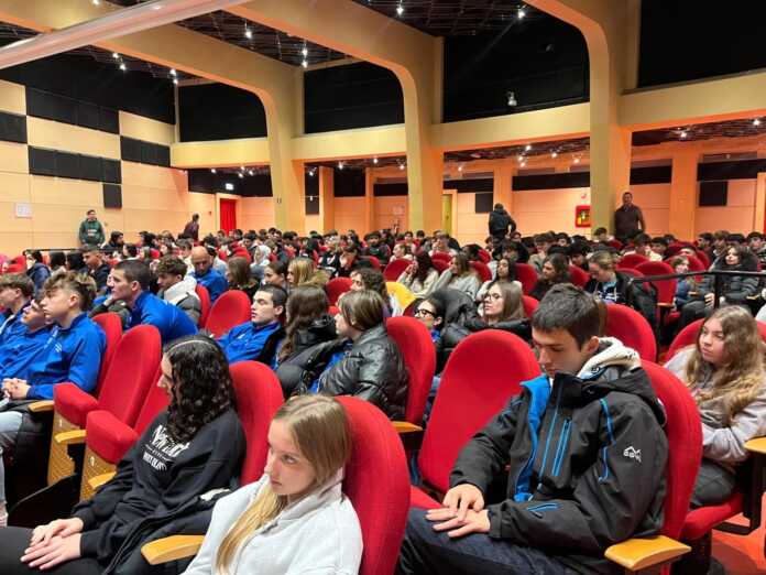 Olimpiadi Milano Cortina 2026 staffetta pace studenti lecco (3) Olimpiadi Milano Cortina 2026 staffetta pace studenti lecco (3)