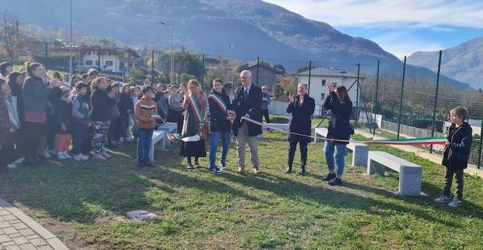 Colico, il Rotary Club dona 7 panchine alla scuola Galilei