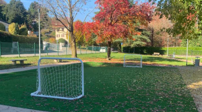 Garlate. Rifatto il fondo del campetto di calcio del parco Manzocchi