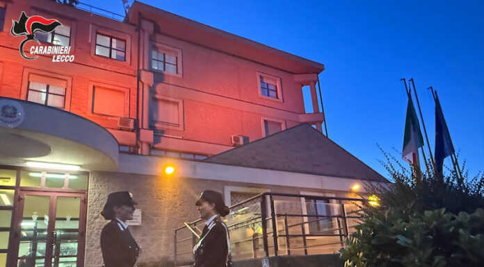 Le caserme dei Carabinieri di Lecco e Merate illuminate di arancione per il 25 novembre