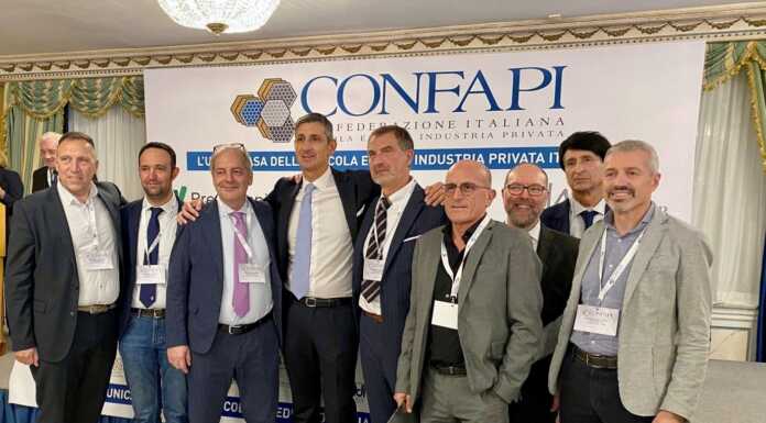 Camisa rieletto ai vertici di Confapi: confermata la linea per le Pmi da sinistra Paolo Bertoni, Davide Gianola, Enrico Vavassori, Cristian Camisa, Luigi Sabadini, Piero Dell'Oca, Marco Piazza, Luigi Rosa e Luigi Pescosolido