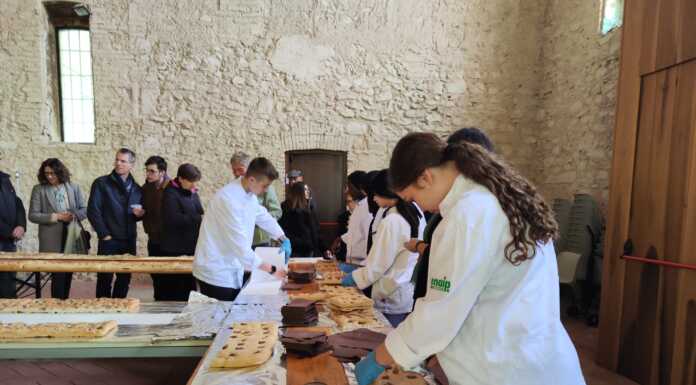 Monastero della Bernaga, 125 metri di focaccia alla luganega per aiutare la ricostruzione
