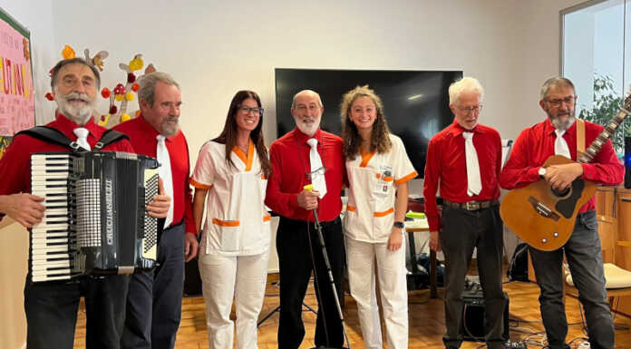 Gabriele e i suoi amici portano la loro musica nella Rsa di Oggiono