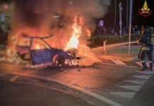 Auto divorata dalle fiamme a Dolzago, intervento dei Vigili del Fuoco