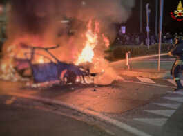 Auto divorata dalle fiamme a Dolzago, intervento dei Vigili del Fuoco