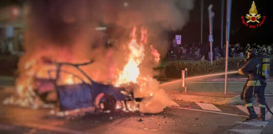 Auto divorata dalle fiamme a Dolzago, intervento dei Vigili del Fuoco