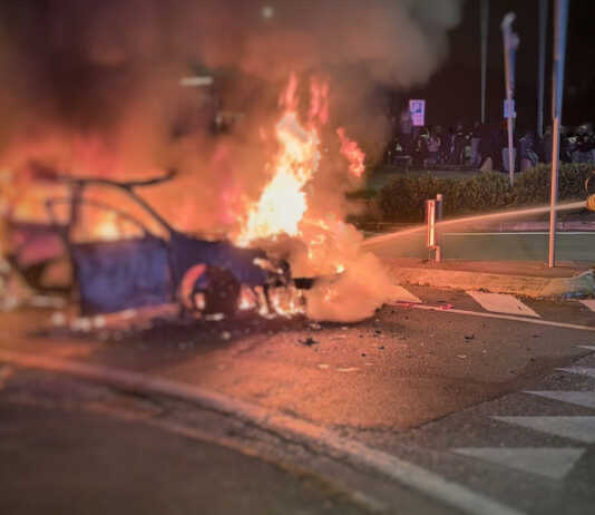 Auto divorata dalle fiamme a Dolzago, intervento dei Vigili del Fuoco