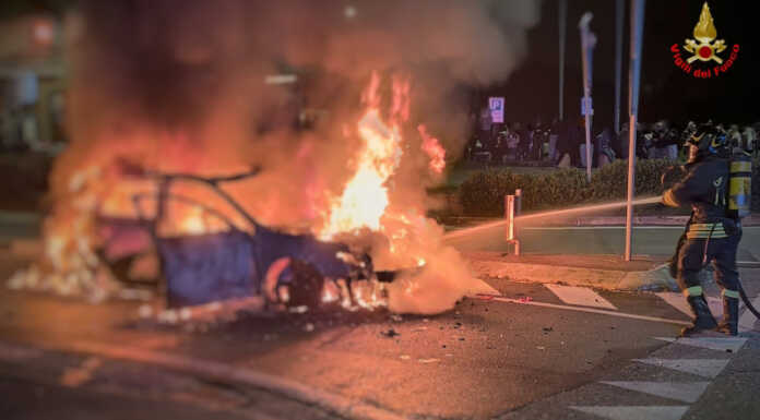 Auto divorata dalle fiamme a Dolzago, intervento dei Vigili del Fuoco