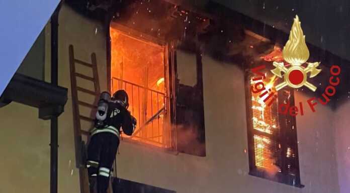 Ponte Lambro, incendio devasta tre appartamenti. 15 famiglie evacuate