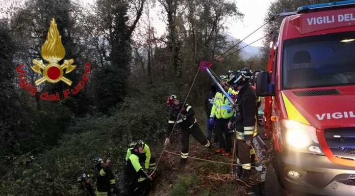 Esce di strada e finisce in una scarpata, soccorso un giovane