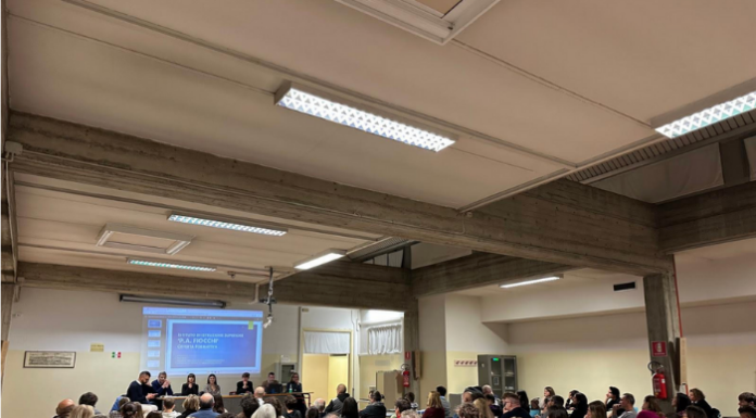 Istituto Fiocchi. Grande successo per la serata di presentazione per conoscere l’offerta formativa Alcuni momenti della serata di presentazione presso l'Aula Magna dell'Istituto Fiocchi