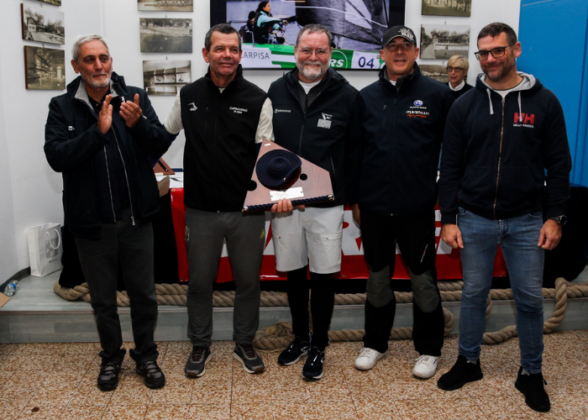 Il team di Torben Grael, secondo da sinistra, terzo