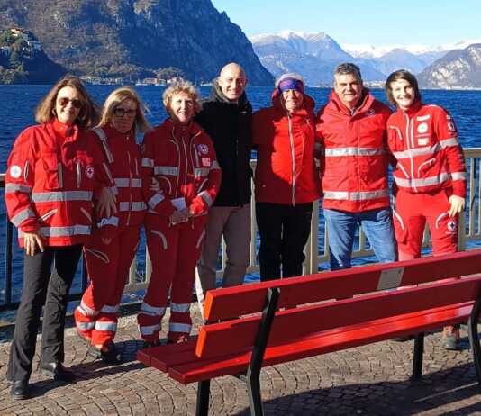 In via Adda una nuova panchina rossa grazie alla Cri e al Comune