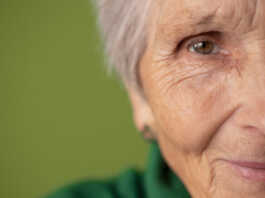 Perdita dell’udito senile: come affrontarla e ritrovare la gioia di sentire