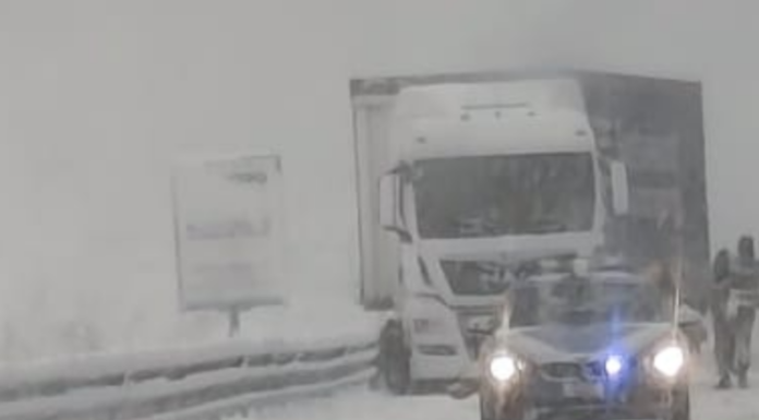 Neve, qualche disagio alla viabilità in Valsassina Il mezzo pesante bloccato ai Piani di Balisio