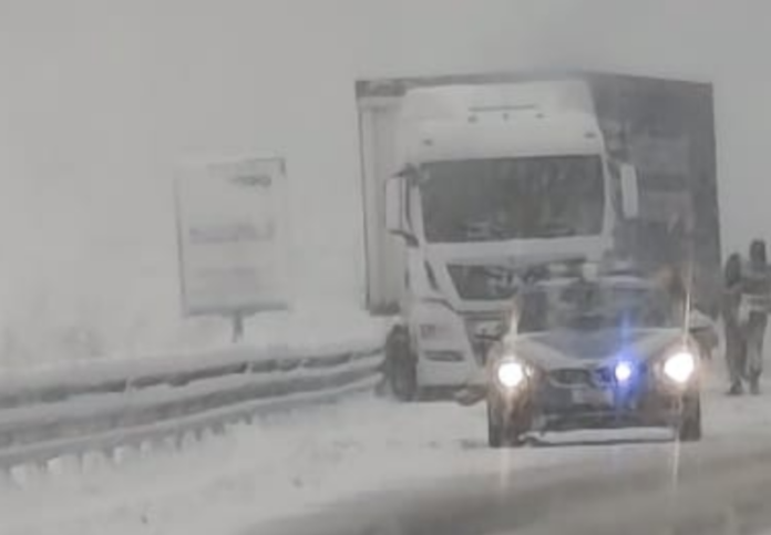 neve camion balisio Il mezzo pesante bloccato ai Piani di Balisio