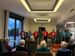 Olginate. Alla Rsa torna la magia dei ricordi tra canti e castagne