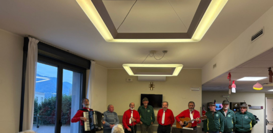 Olginate. Alla Rsa torna la magia dei ricordi tra canti e castagne