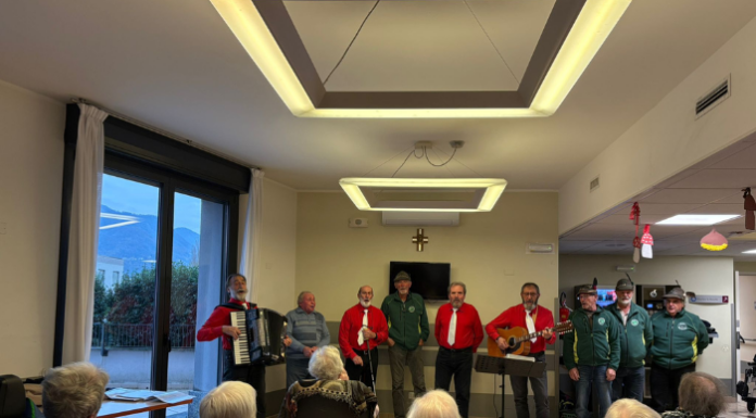 Olginate. Alla Rsa torna la magia dei ricordi tra canti e castagne