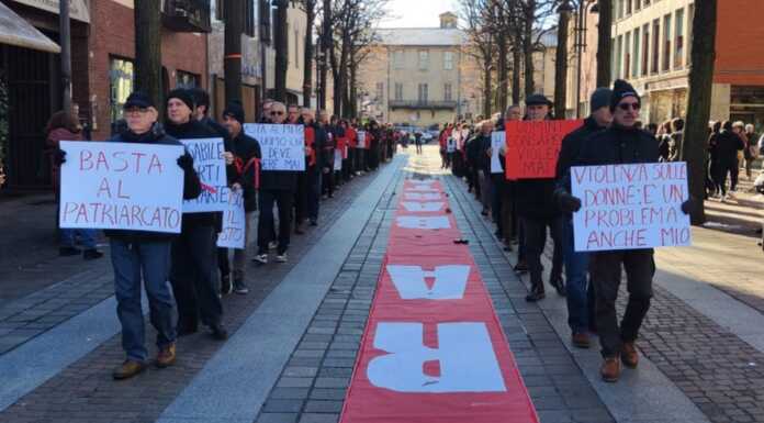 “Ora Basta”, a Merate gli uomini sfilano contro la violenza sulle donne