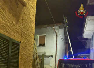 Primaluna, canna fumaria in fiamme: Vigili del Fuoco in azione Vigili del Fuoco incendio canna fumaria cortabbio primaluna valsassina