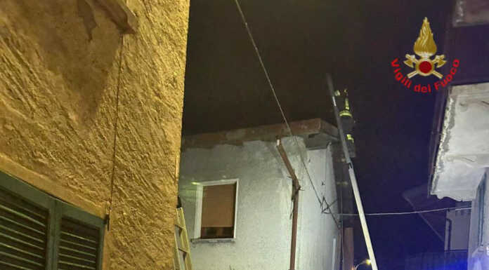 Primaluna, canna fumaria in fiamme: Vigili del Fuoco in azione Vigili del Fuoco incendio canna fumaria cortabbio primaluna valsassina