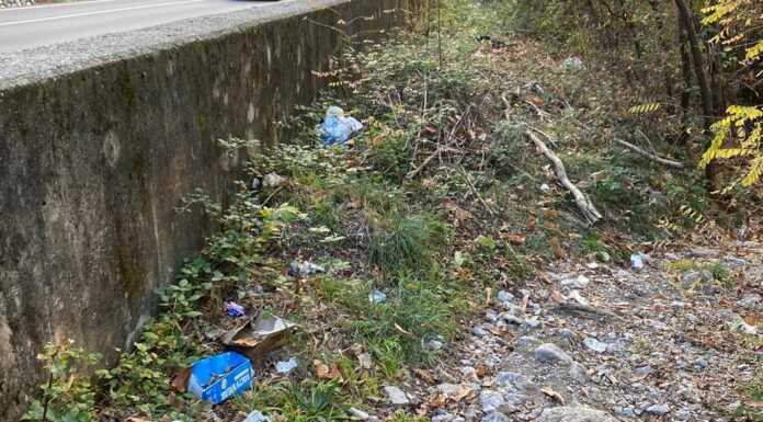 Discarica abusiva a Versasio, ancora rifiuti accanto alla nuova Lecco-Ballabio