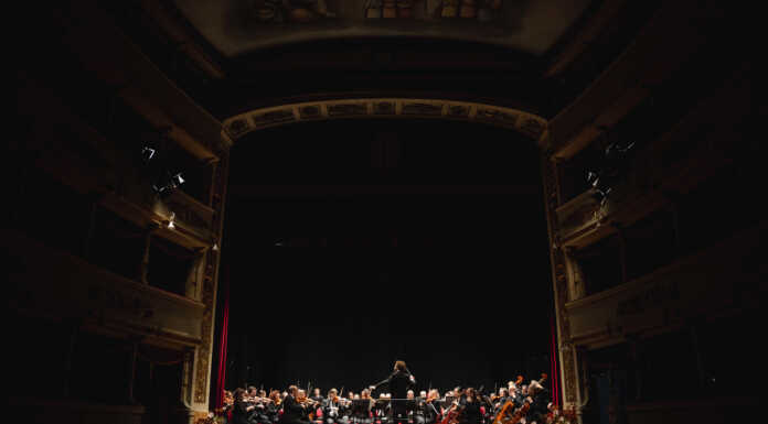 Riapre il teatro della Società di Lecco: standing ovation per il concerto del Maestro Tjeknavorian