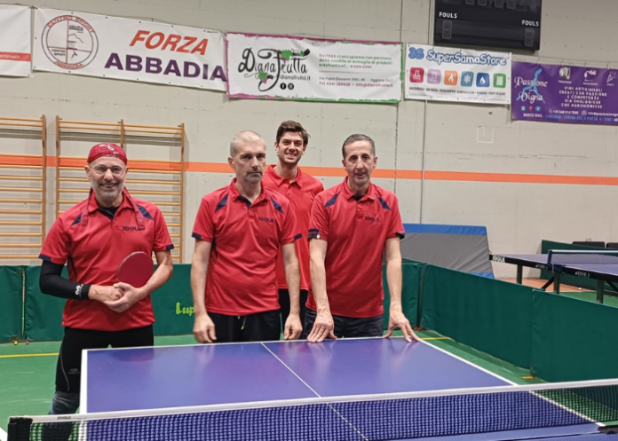 tennis-tavolo-abbadia-serie-c2 Serie C2 Abbadia Lariana. Da sin. Mauro Vassena, Luca Pasini, Giovanni Villa e Luigi Falbo